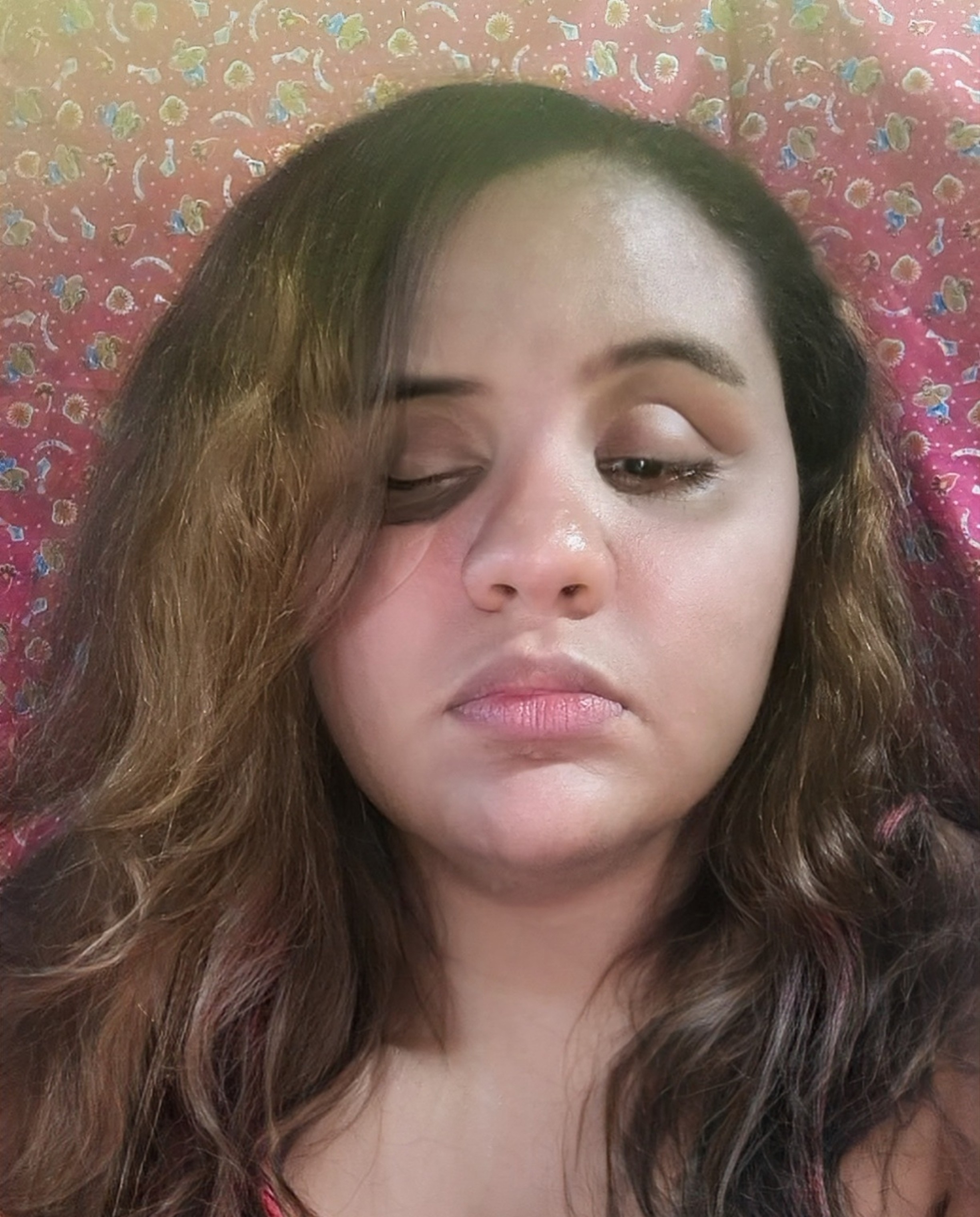 foto de perfil Deia: cabelo longo ondulado, rosto maqueado